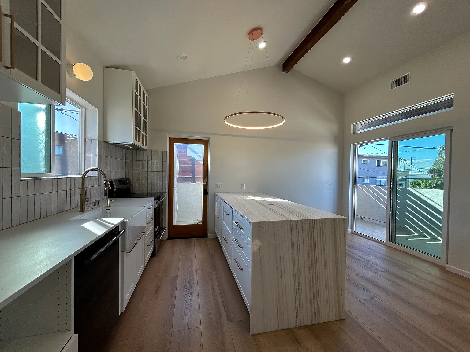 2 bed, 2.5 bath, 1000 sqft, $3,600 — Photo 3