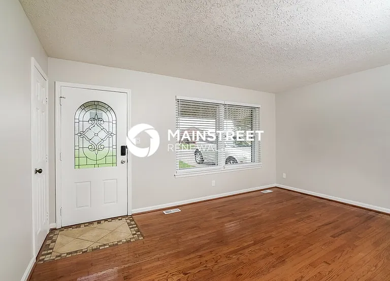 1303 Woodcreek Dr — Photo 3