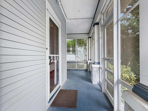 4th image of 136 Fernwood Ave