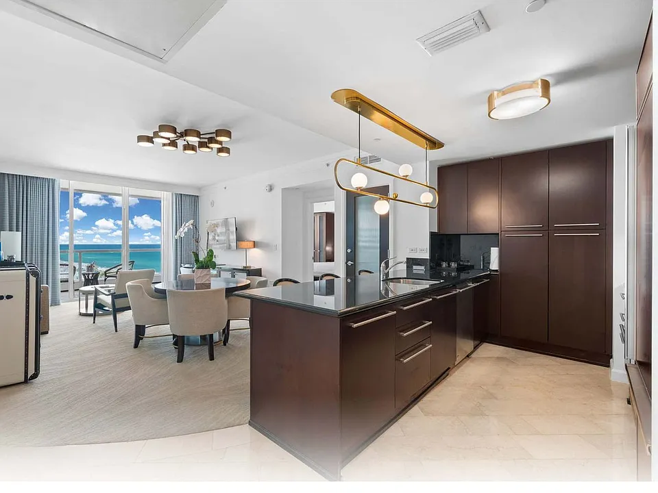 4391 Collins Ave #ID1325638P
