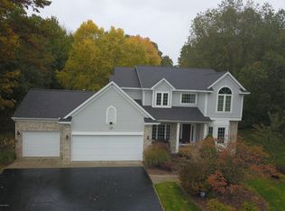 5161 Glen Oaks Dr NE, Rockford, MI 49341