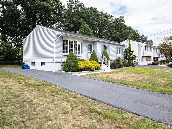 3rd image of 25 Fonda Dr