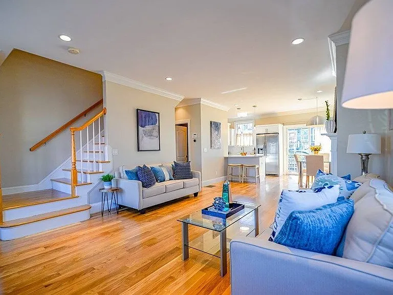 429 Gallivan Blvd — Photo 3