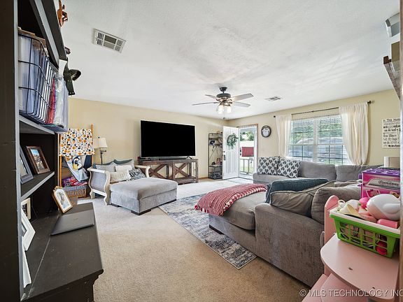 4th image of 115 Chukker Dr