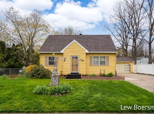 89 James St, Rockford, MI 49341