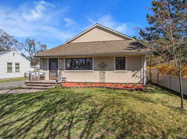 112 N Williams Lake Rd, Waterford, MI 48327