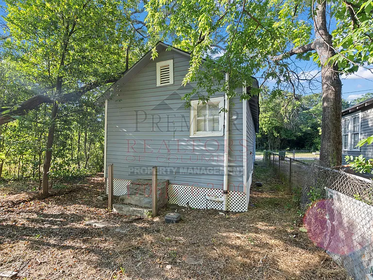 608 32nd St — Photo 3