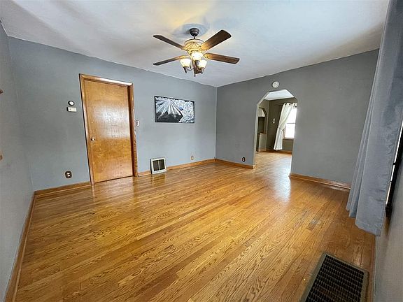3rd image of 1227 Banks St