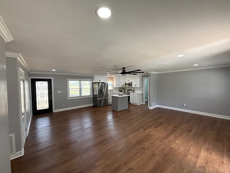 Large open concept area 22' x22'.