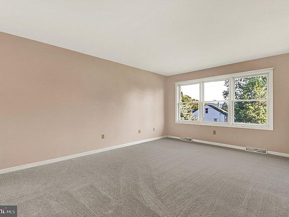 5th image of 100 Fern Ave