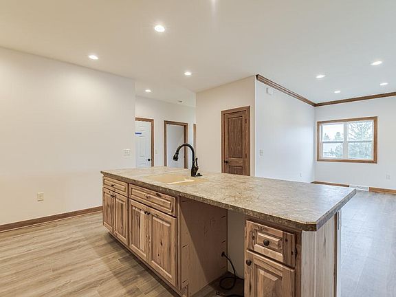 5th image of 211 Four Seasons Ln #15