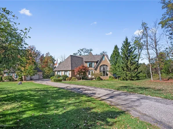 10020 Locust Grove Dr, Chardon, OH 44024