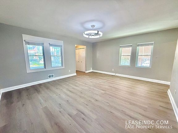 5th image of 733 Crittenden St NE