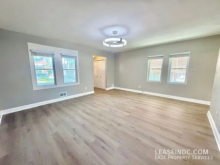 733 Crittenden St NE — Photo 5