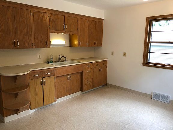 4th image of 1107 Saint Clair Ave