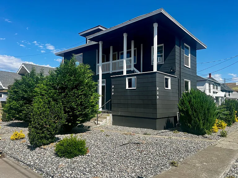 929 SE Court Pl — Photo 3