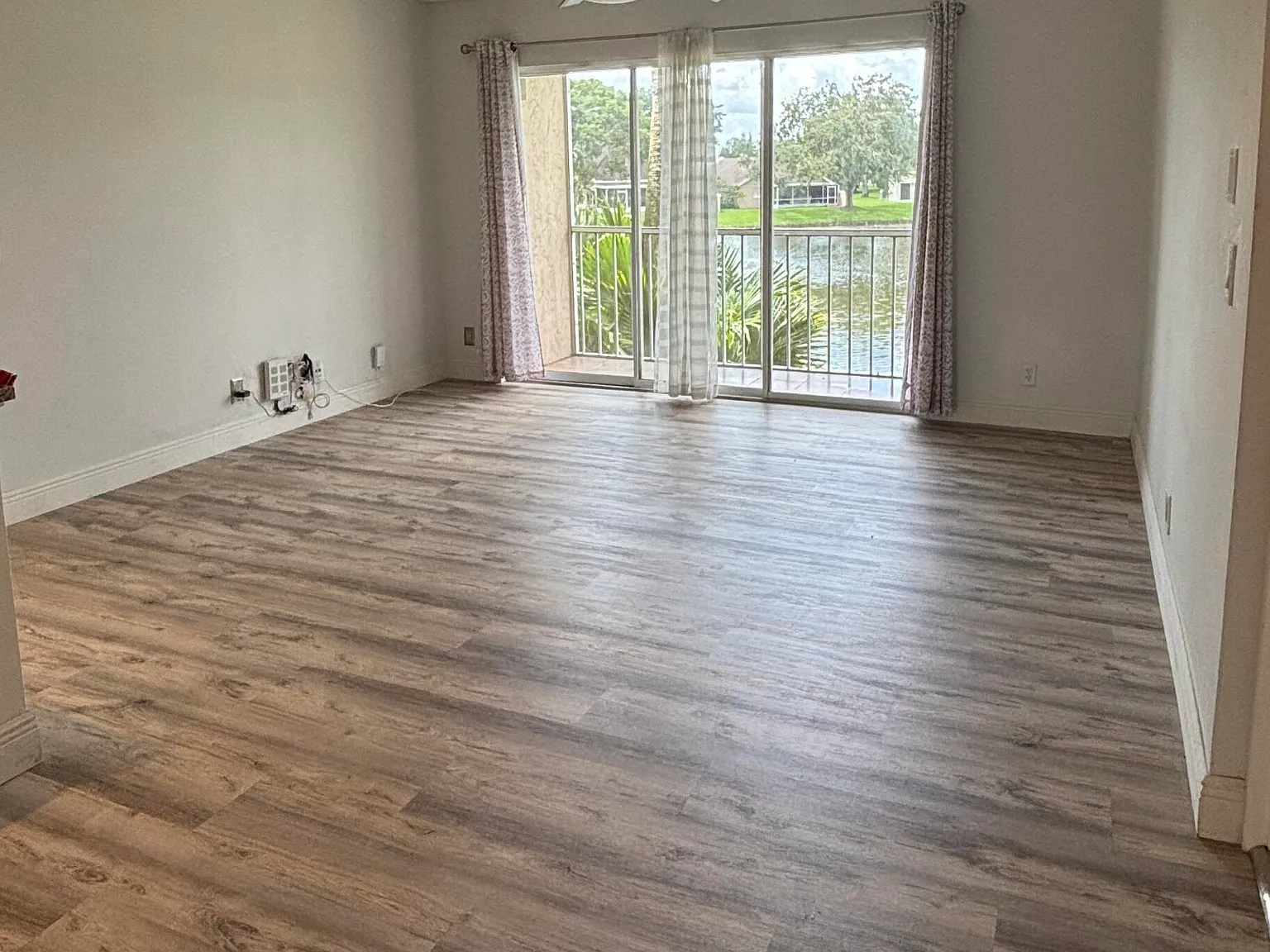 2 bed, 2.0 bath, 965 sqft, $2,000 — Photo 2