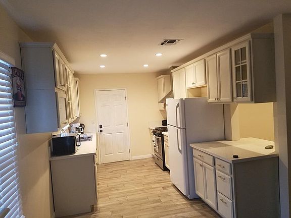 5th image of 6956 Bellaire Ave