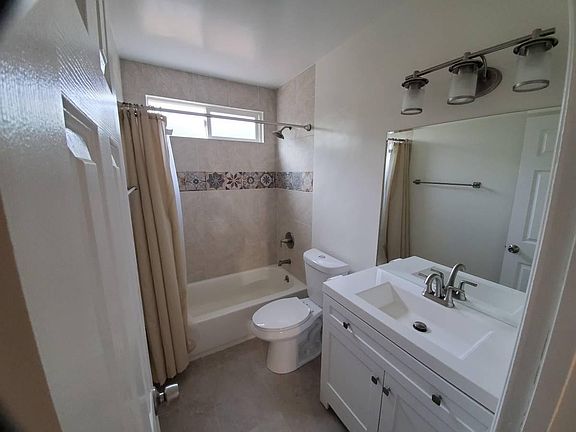 5th image of 423 N Harvard Blvd #1