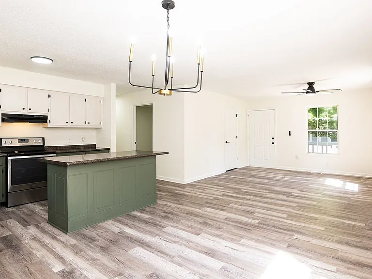830 Oxford Ln — Photo 15