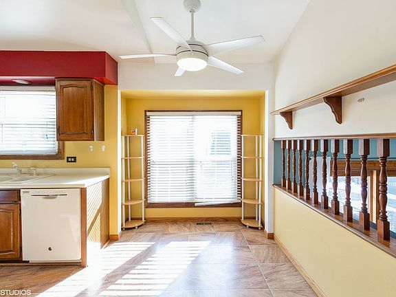 4th image of 220 Iris Dr