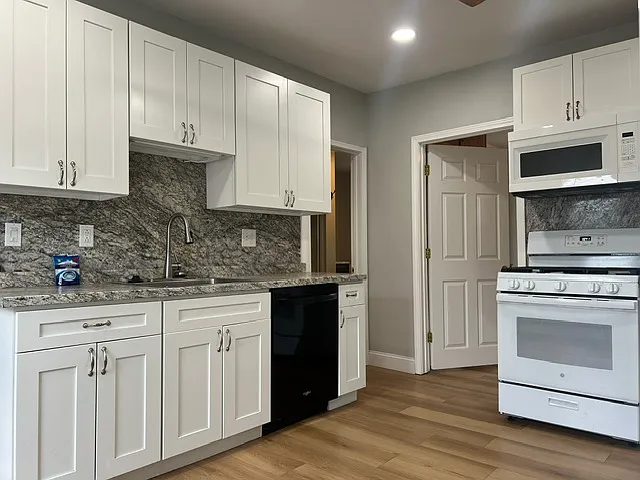 8 Versailles St #2A