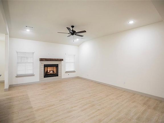 3rd image of 949 Cook St