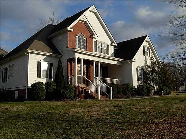 1st image of 17 Carriage Dr