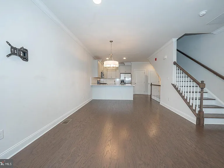 220 Charles Ellis Dr — Photo 8