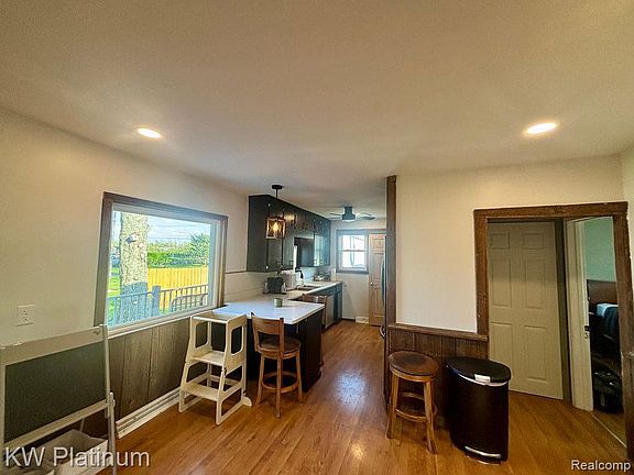 5th image of 3261 Keewahdin Rd