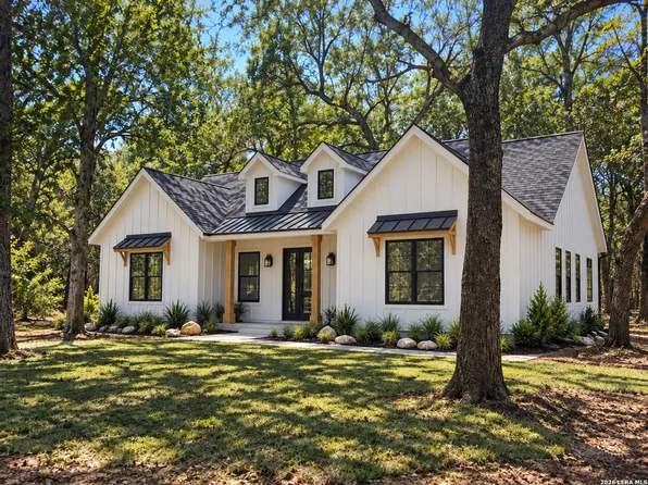 729 County Road 664, Devine, TX 78016