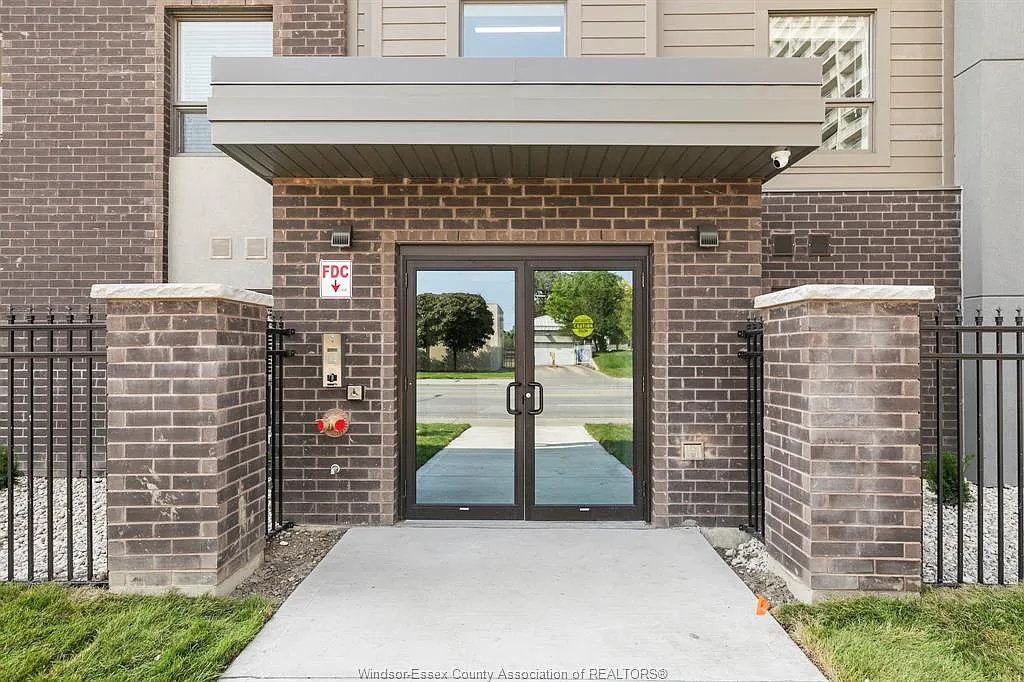 955 Ouellette Ave — Photo 2