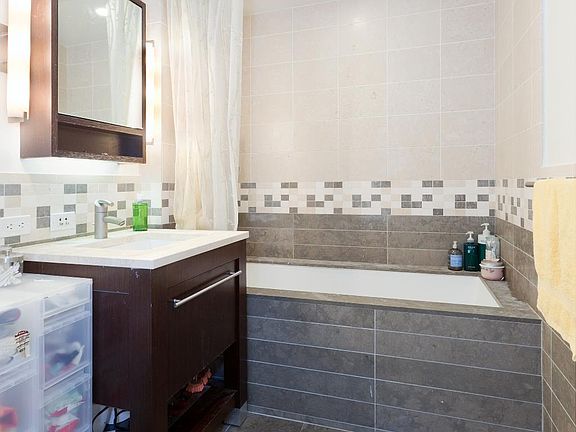 5th image of 101 W 24th St APT 28C