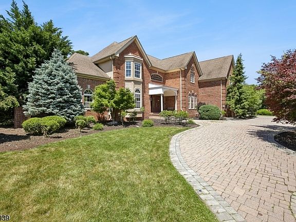 3rd image of 11 Valley Wood Dr