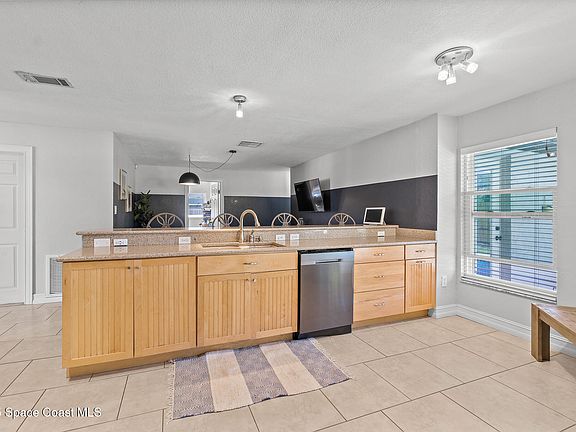 5th image of 425 Island Oaks Pl