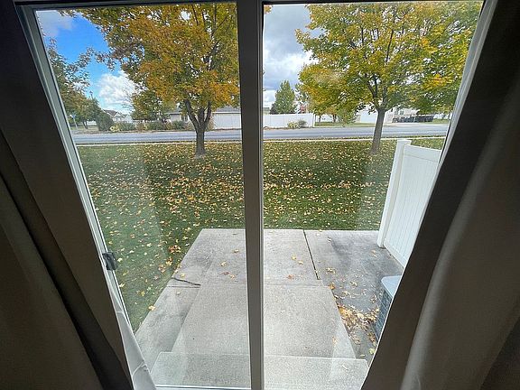 5th image of 219 E 830 S