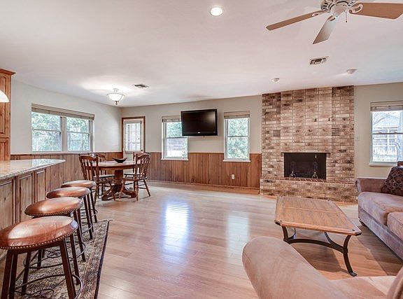 3rd image of 424 Nimitz Cir