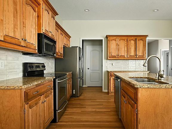 4th image of 700 SW Wintergarden Dr