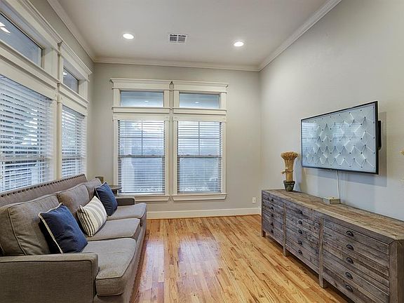 3rd image of 2515 Oxford St