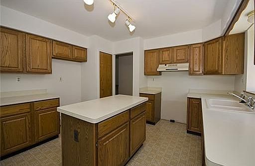 5th image of 636 Burr Oak Dr