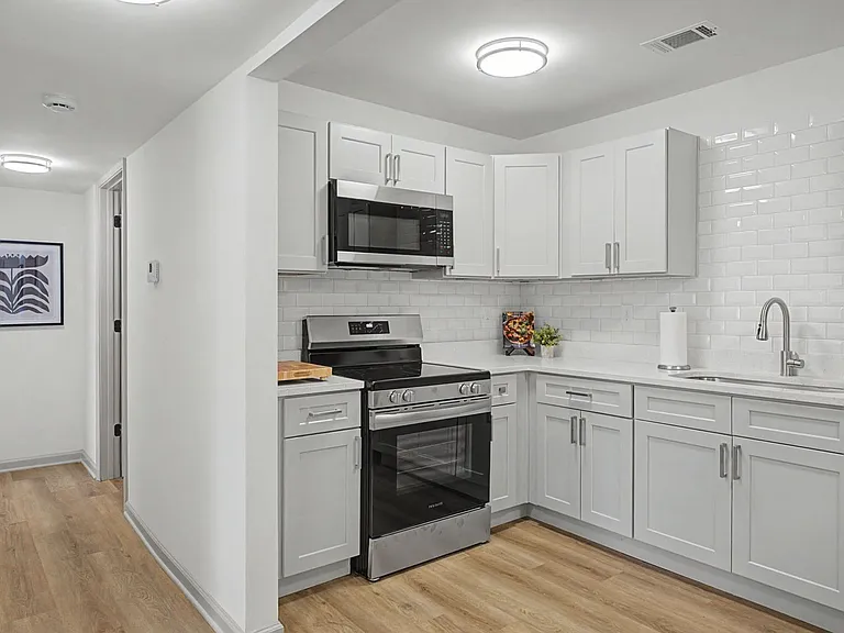 1128 W College St — Photo 12