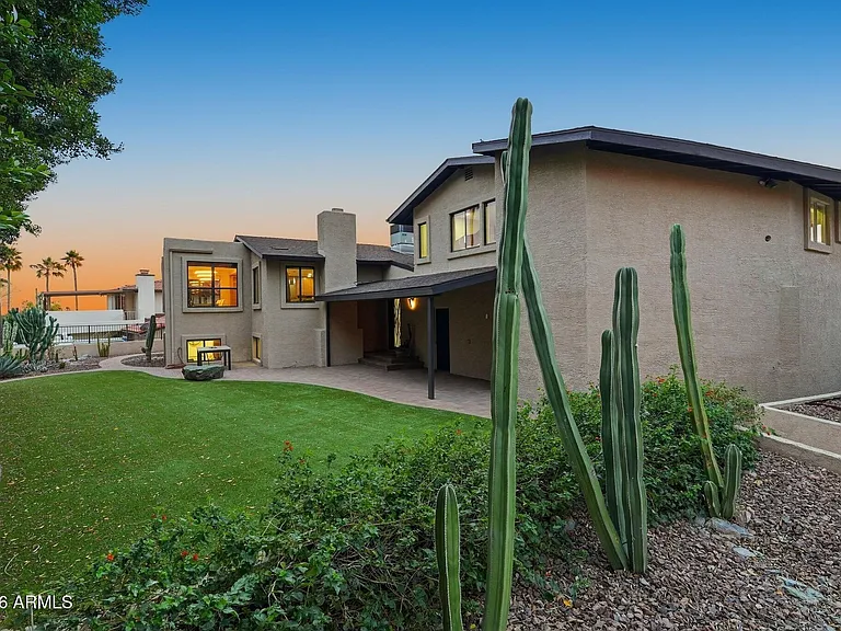 2221 E Vista Ave — Photo 42