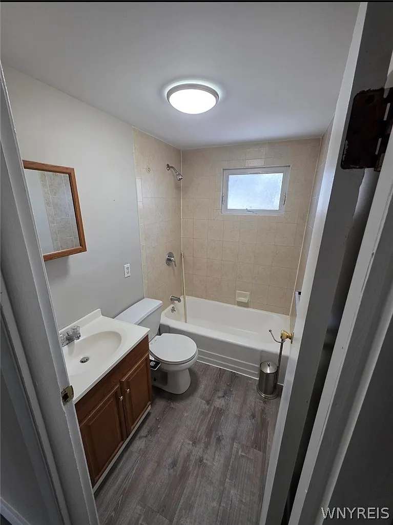 2 bed, 1.0 bath, 2924 sqft, $1,200 — Photo 2