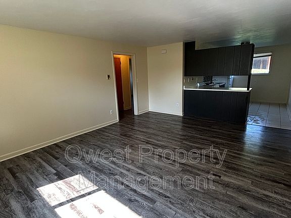 4th image of 405 E Woodlawn Ave APT 2