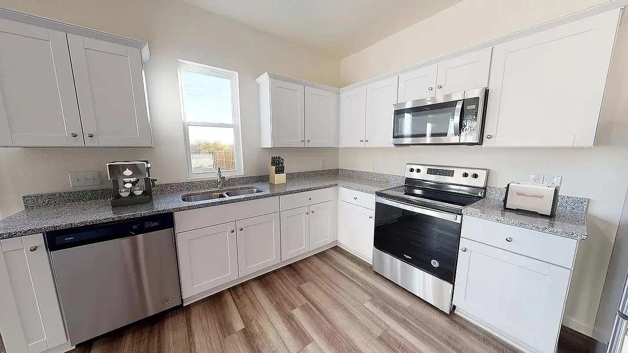 3 bed, 1605 sqft, $2,190 — Photo 3