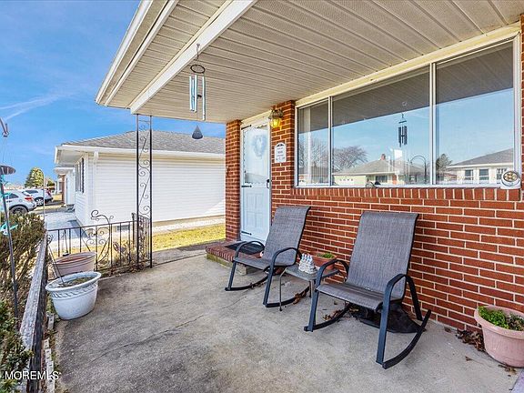 2nd image of 204 Bonaire Drive
