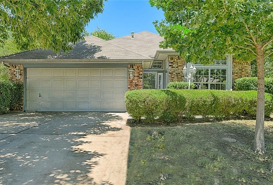 1st image of 402 Windhurst Dr