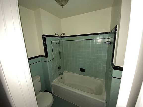 3rd image of 212 Wildwood Dr