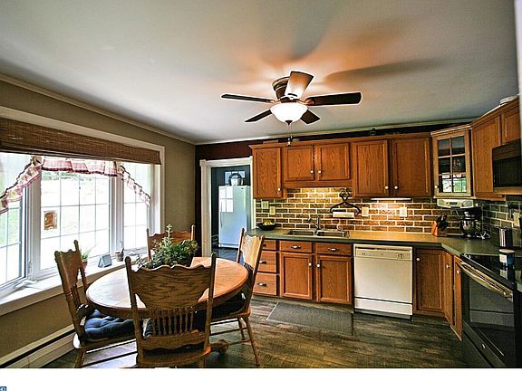 3rd image of 539 Rosemont Ave