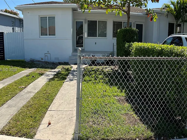 2800 SW 25th St #1 — Photo 1